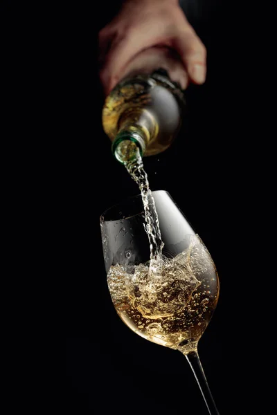 Witte Wijn Een Glazen Beker Gieten Zwarte Achtergrond Met Kopieerruimte — Stockfoto
