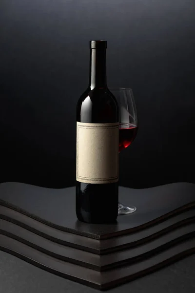 Glas Een Fles Rode Wijn Een Flesje Oud Leeg Etiket — Stockfoto