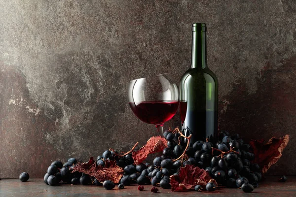 Vin Rouge Avec Raisins Bleus Sur Fond Vintage — Photo