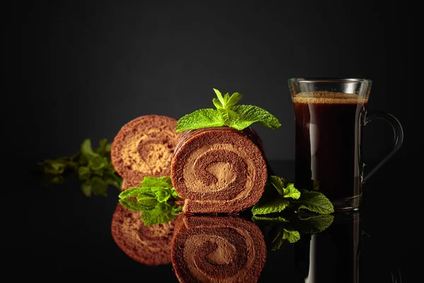 Rolo Chocolate Com Hortelã Uma Caneca Café Preto — Fotografia de Stock