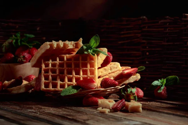 Çilekli Waffle Eski Ahşap Bir Masada Nane Şekeri — Stok fotoğraf