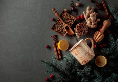 Gri arka planda sıcak kış içeceği yapmak için kupa ve malzemeler. Üst Manzara. Boşluğu kopyala.