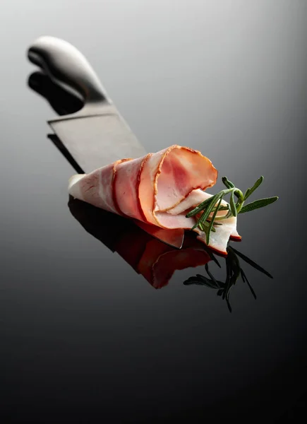 Bacon Com Alecrim Numa Faca Cozinha Antecedentes Reflexivos Espaço Cópia — Fotografia de Stock
