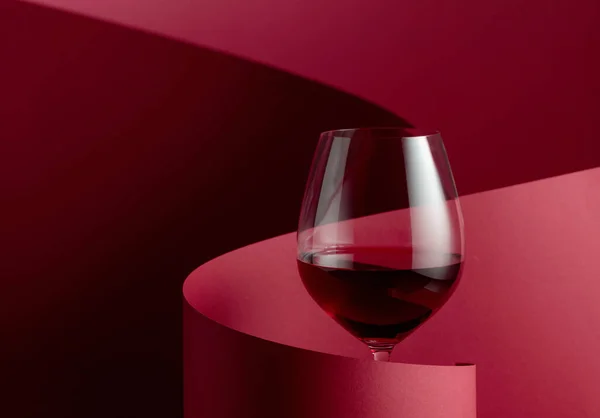 Ένα Ποτήρι Κόκκινο Κρασί Κόκκινο Φόντο Αντιγραφή Χώρου — Φωτογραφία Αρχείου