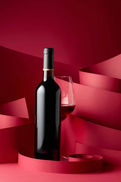 Bottiglia Bicchiere Vino Rosso Fondo Rosso — Foto Stock