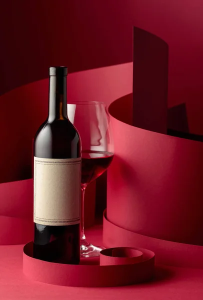 赤い背景に赤ワインのボトルとガラス スペースのコピー — ストック写真