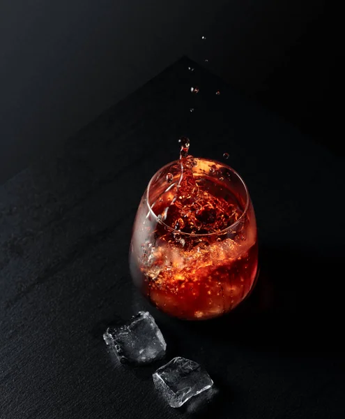 Ice Cubes Fall Glass Whiskey Creating Splashes — Stock Photo, Image