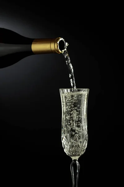 Sekt Wird Aus Einer Flasche Ein Glas Geschüttet Kopierraum — Stockfoto