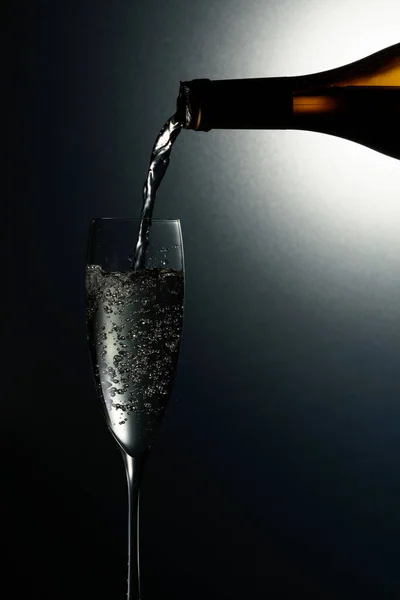 Köpüklü Şarap Şişeden Bardağa Dökülür Boşluğu Kopyala — Stok fotoğraf