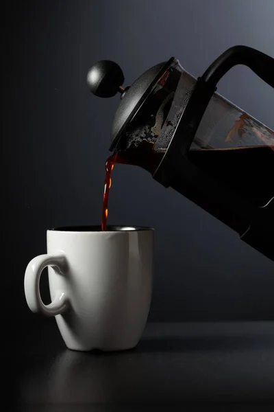 Französischer Pressekaffee Eine Tasse Auf Einem Schwarzen Tisch Gießen — Stockfoto