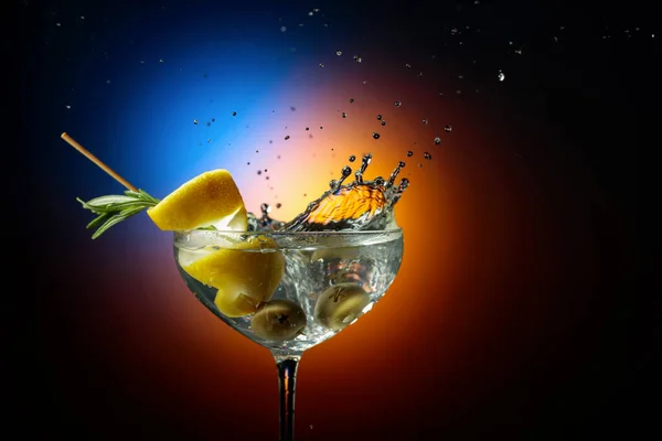 Martini Com Azeitonas Verdes Alecrim Limão Espaço Cópia — Fotografia de Stock