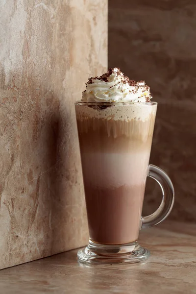 Cóctel Café Con Leche Crema Batida Sobre Una Mesa Cerámica — Foto de Stock