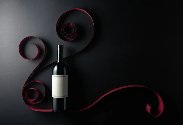Μπουκάλι Κόκκινο Κρασί Παλιά Άδεια Ετικέτα Μαύρο Φόντο Άνω Όψη — Φωτογραφία Αρχείου