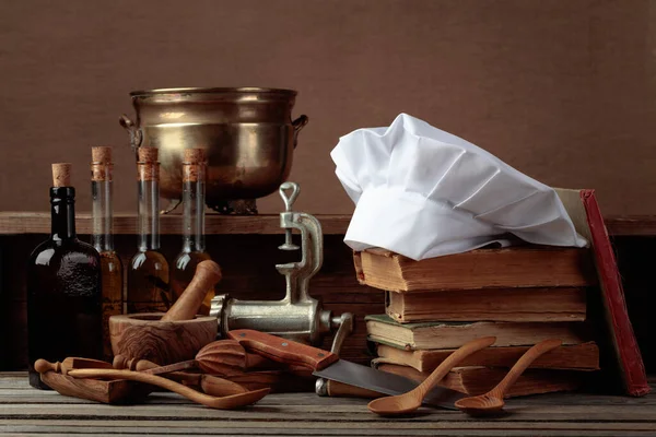 Sombrero Chef Libros Cocina Vintage Utensilios Cocina Antiguos Mesa Madera —  Fotos de Stock