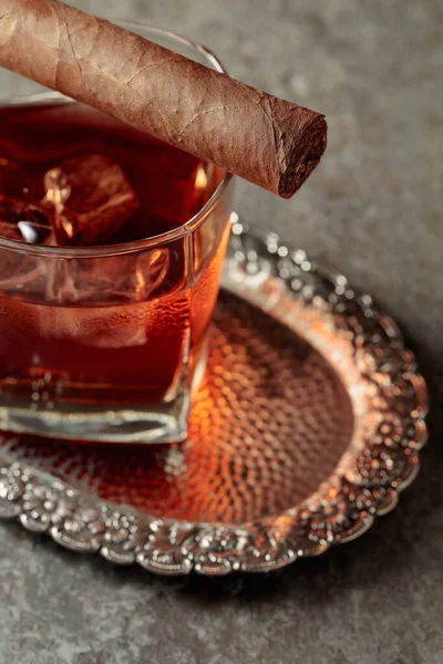 Whiskey Ice Cigar Silver Tray Copy Space — 스톡 사진