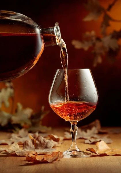 Cognac Viene Versato Bicchiere Una Bottiglia Uno Snifter Brandy Vecchio — Foto Stock