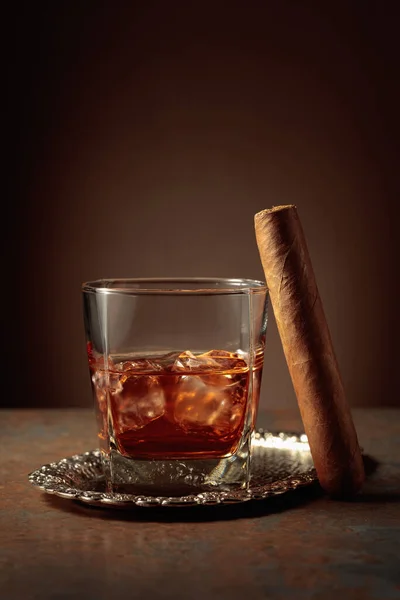Whisky Met Ijs Sigaar Een Roestige Metalen Tafel — Stockfoto