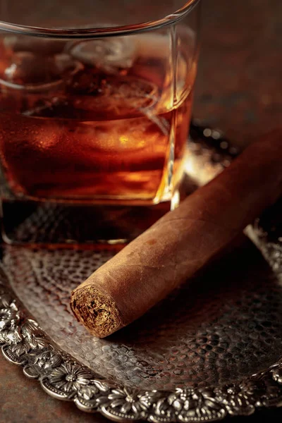 Whisky Con Hielo Cigarro Una Bandeja Plata Enfoque Selectivo — Foto de Stock