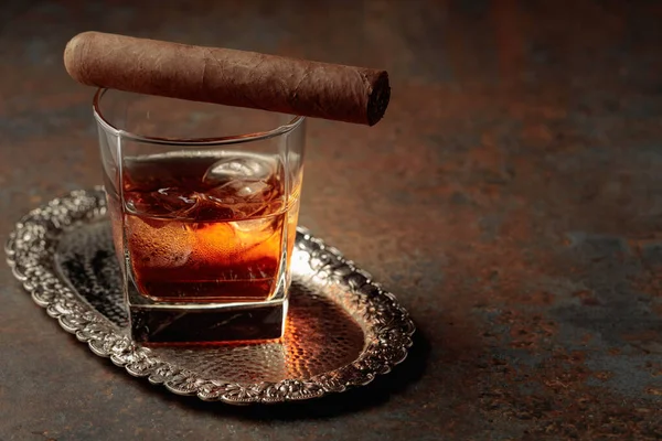 Whisky Con Hielo Cigarro Una Mesa Metal Oxidado —  Fotos de Stock