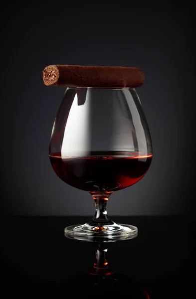 Snifter Brandy Cigar Black Reflective Background — стоковое фото