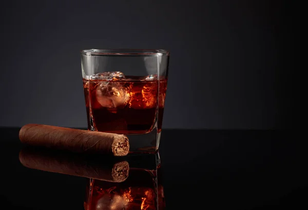 Whisky Con Hielo Cigarro Sobre Fondo Negro Reflectante — Foto de Stock