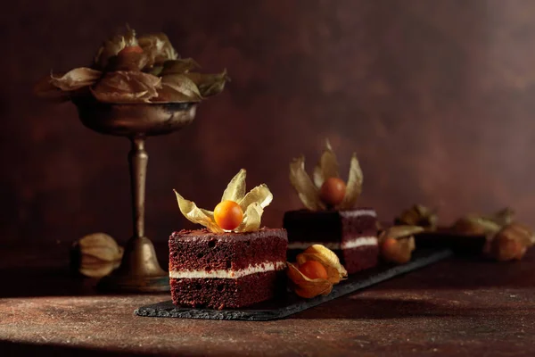 茶色の背景に物理的なチョコレートケーキ スペースのコピー — ストック写真