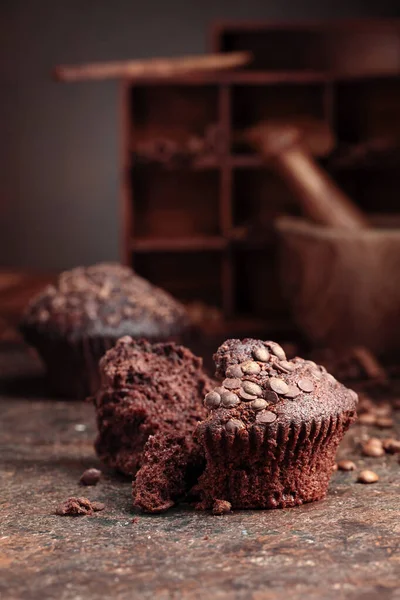 Deliciosos Muffins Chocolate Fresco Fundo Marrom — Fotografia de Stock