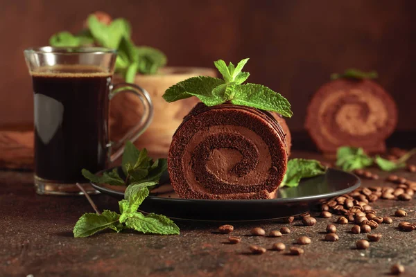 Hausgemachter Schokoladenkuchen Mit Minze Und Einem Becher Schwarzen Kaffees Auf — Stockfoto