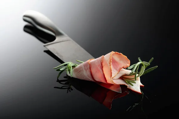 Bacon Con Rosmarino Coltello Cucina Contesto Riflettente — Foto Stock