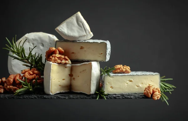 黒を基調としたクルミとローズマリーの柔らかいチーズ スペースのコピー — ストック写真
