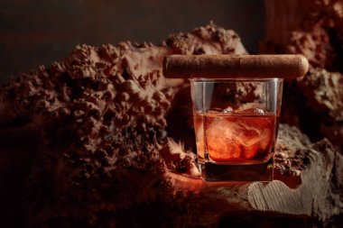 Viski nükteli buz ve puro eski bir pürüzde. Boşluğu kopyala.