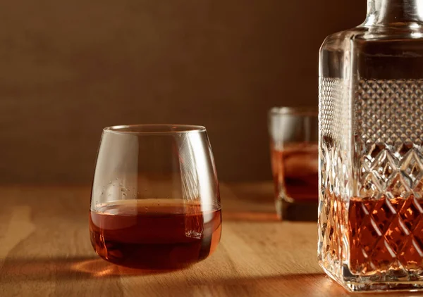 Een Glas Whisky Een Eiken Tafel Selectieve Focus — Stockfoto