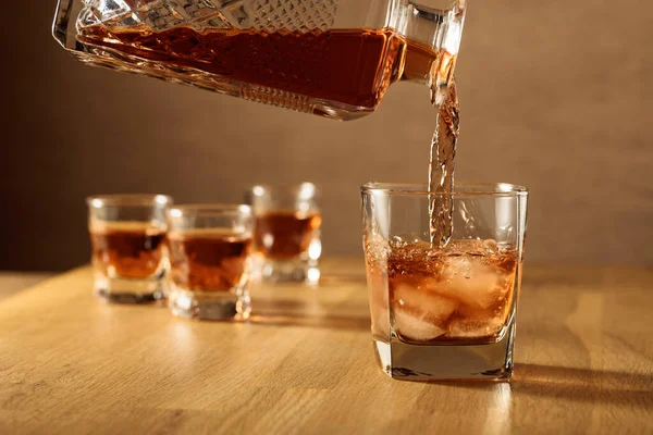 Whiskey Poured Dammed Glass Natural Ice Glass Whiskey Oak Table — Stockfoto