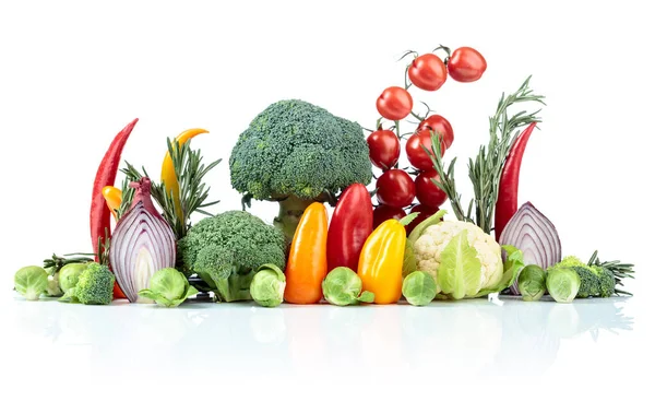 Verschiedenes Rohes Gemüse Ist Auf Weißem Hintergrund Isoliert — Stockfoto
