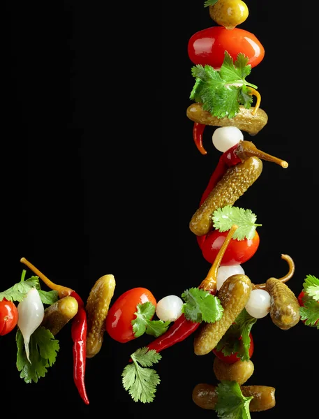 Konzervovaná Zelenina Marinované Okurky Rajčata Papriky Cibule Zdobené Zelenými Listy — Stock fotografie