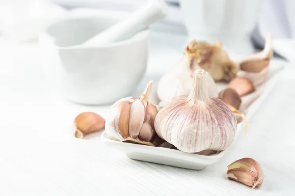 Fresh Garlic Bulbs White Kitchen Table — Stock Photo, Image