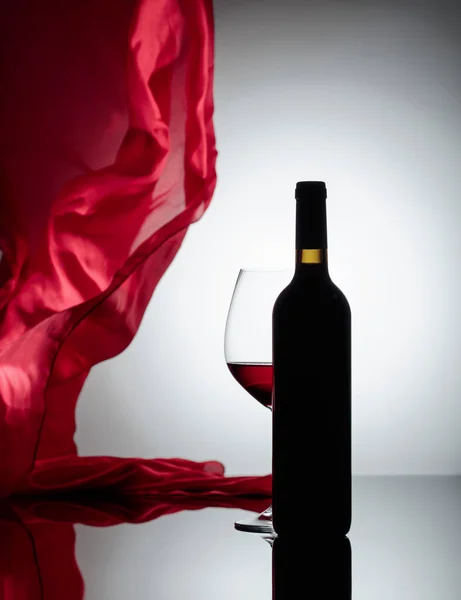 Bouteille Verre Vin Rouge Sur Fond Noir Réfléchissant Tissu Rouge — Photo