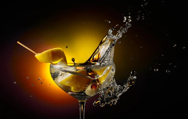 Martini Green Olives Lemon Splashes Dark Background — Stock Photo, Image
