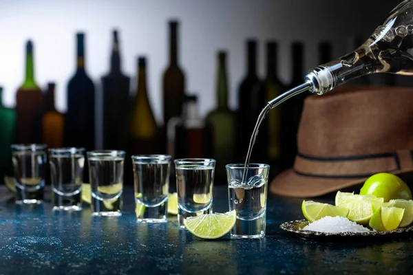 Tequila Mit Salz Und Limettenscheiben — Stockfoto