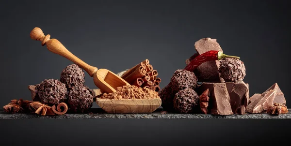 Trufas Chocolate Pedaços Partidos Chocolate Preto Especiarias Chocolate Cacau Paus — Fotografia de Stock