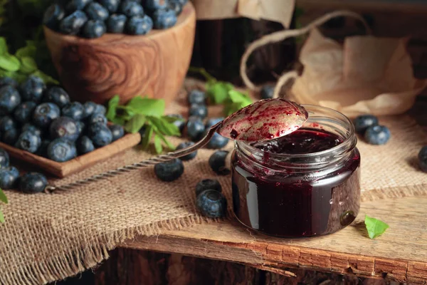 Selai Blueberry Dengan Buah Berry Segar Meja Kayu Tua — Stok Foto
