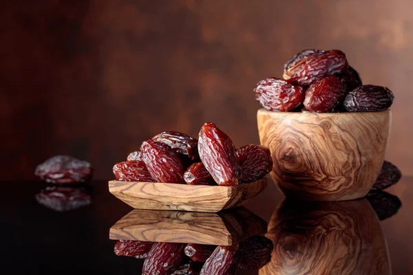 Juicy Dates Wooden Dishes Black Reflective Background Copy Space — Stock Photo, Image