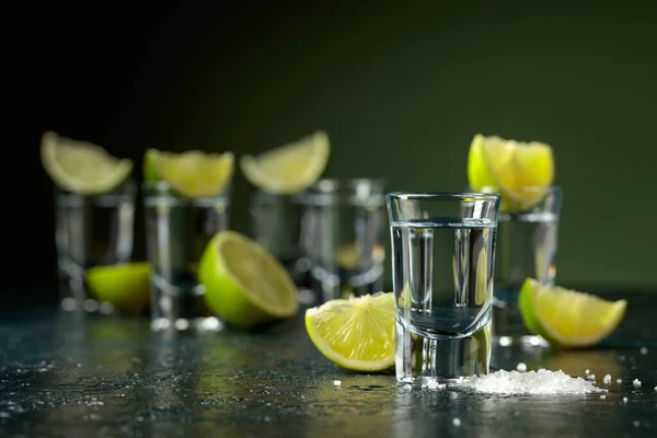 Tequila Shots Med Limeskivor Och Havssalt Ett Mörkblått Bord — Stockfoto