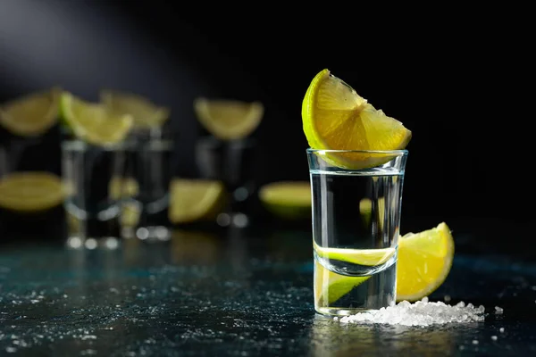 Tequila Shots Met Limoenschijfjes Zeezout Een Donkerblauwe Tafel — Stockfoto