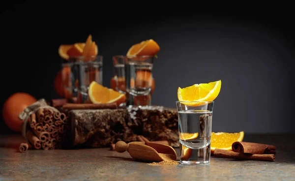 Tequila Shot Con Arancia Cannella Sfondo Rustico Copia Spazio — Foto Stock