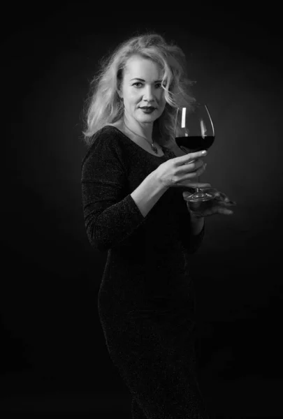 Attraktiv Medelålders Kvinna Svart Aftonklänning Med Glas Rött Vin Glad — Stockfoto