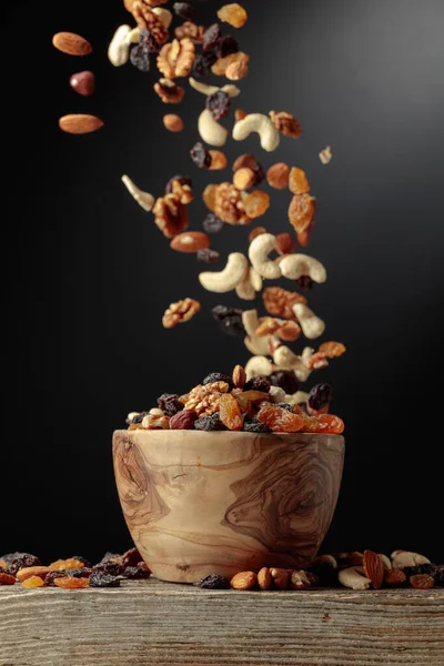 Létající Sušené Ovoce Ořechy Směs Ořechů Rozinek Dřevěné Míse — Stock fotografie