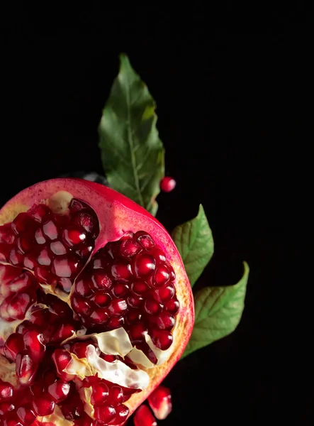 Juicy Fresh Pomegranate Black Background — Zdjęcie stockowe