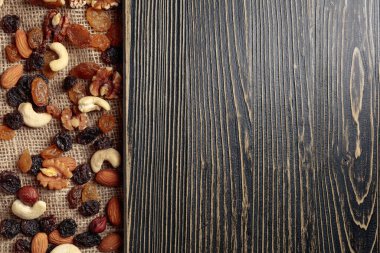 Kurutulmuş meyve ve fındık. Fındık ve kuru üzüm karışımı. Kopyalama alanı olan üst görünüm.