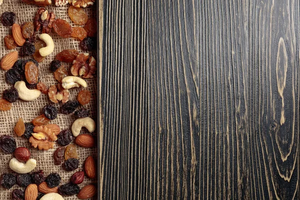 Kurutulmuş meyve ve fındık. Fındık ve kuru üzüm karışımı. Kopyalama alanı olan üst görünüm.
